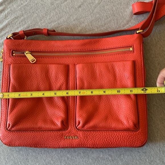 Fossil, leather crossbody bag with brass hardware. - Picture 9 of 10
